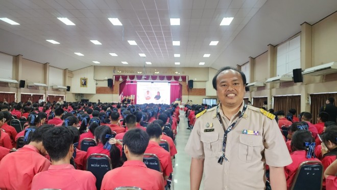 ปฏิบัติหน้าที่ดูแลนักเรียนทำกิจกรรมอบรมให้ความรู้นักเรียนเกี่ยวกับยาเสพติด 